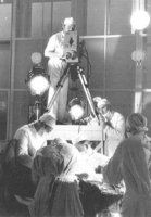 Eine Live-Übertragung einer realen Operation aus dem UKE Hamburg (Abb. 5) war in der damaligen Zeit ein wahrer Publikumsmagnet, der die Fernsehzuschauer vor die Bildschirme lockte...