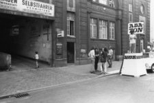 09.07.1970, Frontansicht auf Garageneinfahrt, zukünftig Abaton
