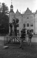 Filmteam vor Schloss Ahrensburg kümmert sich um die Beleuchtung für „Die seltsame Gräfin“