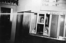 Foyer mit Kassiererin 1954