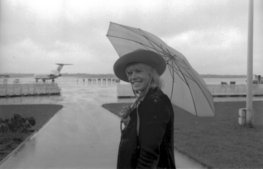 Anita Pallenberg mit Regenschirm am Flughafen. Quelle: Conti-Press