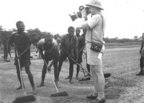 Carsten Diercks bei Aufnahmen mit der Arriflex 16mm Kamera bei Strassenbauarbeiten in Afrika.