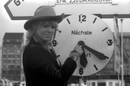 Anita Pallenberg zeigt die nächst Abfahrt der Fähre an. Quelle: Conti-Press.