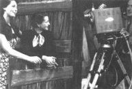 Frank Banuscher, damaliger Chefkameraman des NWDR an FESE-Kamera bei Dreharbeiten zu einem Fernsehfilm mit Irene Koss, der ersten Tagesschausprecherin des NWDR.
