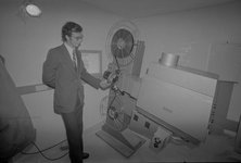 Helmut Kerbe (Betreiber des Autokinos) mit dem Filmprojektor am 28. September 1976
