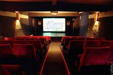 Saal mit Leinwand
